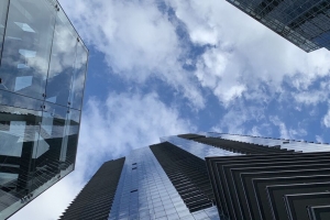 摩天大楼 建筑物 云 底部视图 蓝色 4k壁纸 3840x2160