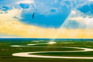 光照草原曲水风景3440x1440壁纸