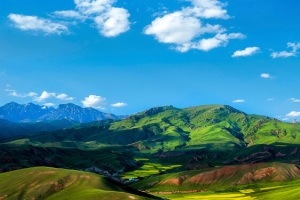 清新蓝天群山背景