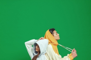一男一女背靠背服装海报