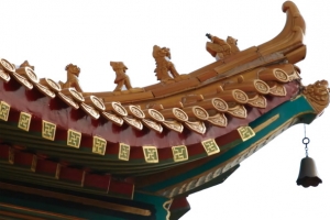 古代建筑城楼一角的铃铛