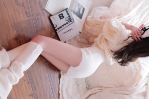 清纯 清凉 家居 美女美腿 毛衣 白色袜子4k美女壁纸