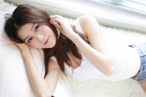 白色内衣 牛仔短裤美女3840x2160壁纸