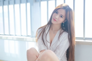 白色睡衣居家长发美女4K壁纸