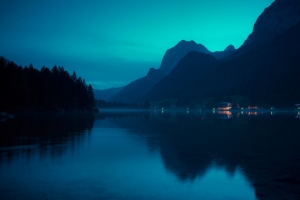 静谧山水湖泊夜景 灯火 4K风景壁纸 3840x2160
