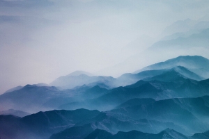 蓝色起伏的山峦背景