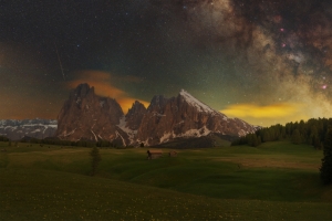 星空 山 草地 树 3440x1440带鱼屏风景壁纸