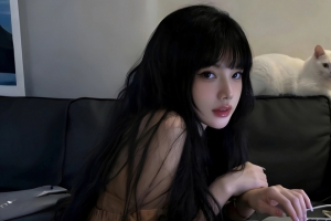 居家美女与白猫 3440x1440带鱼屏4K高清壁纸免费下载