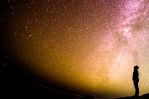 星空下的一个人海报