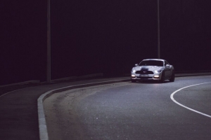 汽车 手电筒 道路 夜间 4k壁纸 3840x2160