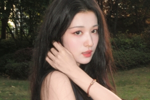 王楚然 绿草地 户外美女3440x1440带鱼屏高清壁纸