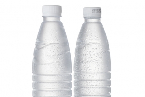 带水珠的矿泉水瓶