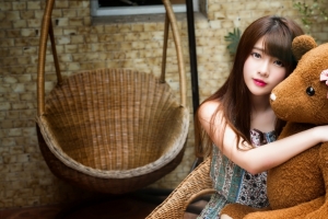 清纯女孩与玩具熊3440x1440带鱼屏壁纸