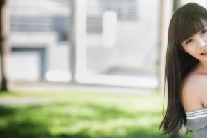 露肩裙长发美女3440x1440壁纸