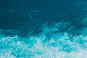 蓝色海洋海浪风景5120x1440高清带鱼屏双屏壁纸免费下载