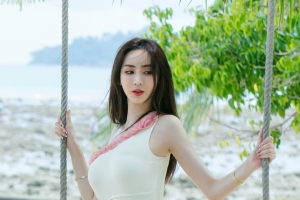 于思琪 海边荡秋千美女4k手机壁纸竖屏2160x3840
