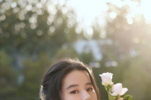 刘亦菲 手持玫瑰花 户外 清新 美女 4k手机壁纸