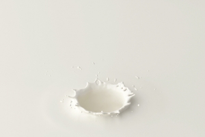 飞溅的牛奶牛奶滴落瞬间乳白色牛奶