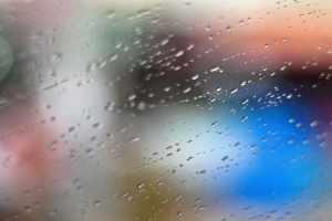 窗外雨滴下雨