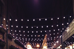 夜晚下的夜市大屏
