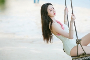 于思琪 海边海滩荡秋千美女4k壁纸
