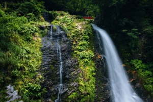 瀑布 悬崖 草地 风景 自然 4k壁纸 3840x2160