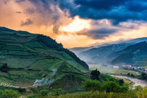 田园风梯田山峰房屋背景图