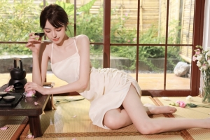 美女 白色吊带睡衣裙 养眼美腿 居家 茶艺 草席 花 4k高清美女壁纸