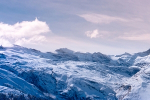 冬季雪景蓝天白云高山背景图