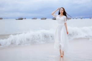 海边 海滩 白色长裙子 清纯 气质 美女4K壁纸
