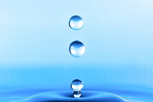 水珠与水面背景