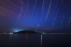大海 灯光 山丘 长曝光 夜晚 深色 4k壁纸 3840x2160