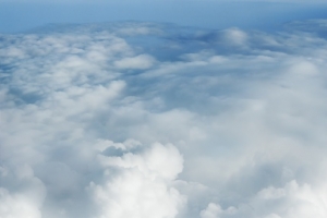 云层高空白云团簇