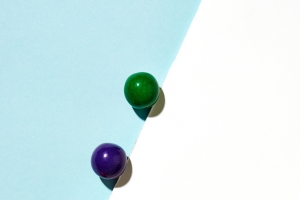 蓝白色背景七色彩虹糖