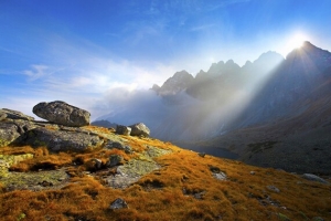 阳光照耀山峰风景