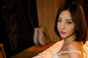 香肩美女文文4k壁纸