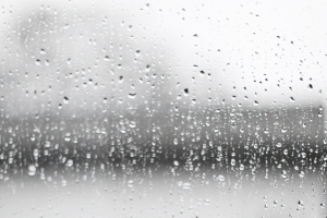 水滴落在玻璃的镜面效果