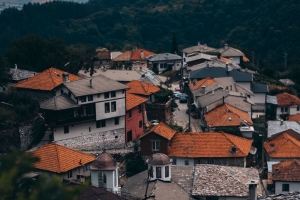 建筑 屋顶 森林 草地 丘陵 4k壁纸 3840x2160