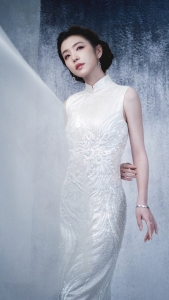 李云霄白色旗袍裙4K竖屏高清手机壁纸2160x3840免费下载