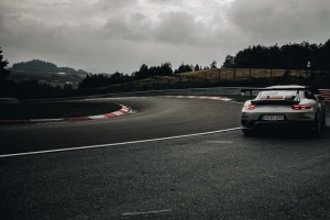 保时捷911 gt2 rs 保时捷 汽车 跑车 灰色 后视 轨道 4k壁纸 3840x2160