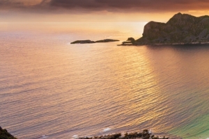 挪威海湾风景3840x1080壁纸