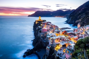 沿海城市 海岸 大海 山脉 vernazza 意大利 4k壁纸 3840x2160