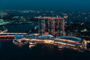 摩天大楼 建筑 建筑 夜晚 灯光 海洋 4k壁纸 3840x2160
