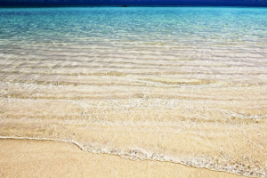 沙滩，海浪，清晰的海水，蓝色