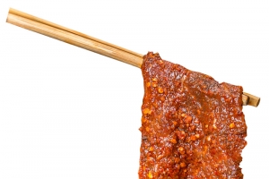 实物筷子夹着一片麻辣牛肉