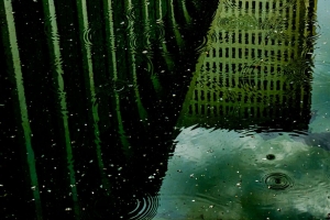 建筑 雨水 反射 水坑 水滴 4k壁纸 3840x2160
