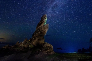 银河 星空 岩石 夜间 4k壁纸 3840x2160