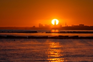 太阳 日落 水 波浪 地平线 深色 4k壁纸 3840x2160