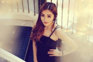 长发 黑色裙子美女4K壁纸