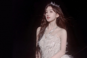 高清黄玉瑶白色裙子美女2880x1800桌面壁纸免费下载